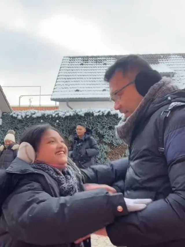Seru Liburan Akhir Tahun, 7 Potret Keluarga Anang Hermansyah Ke Swiss