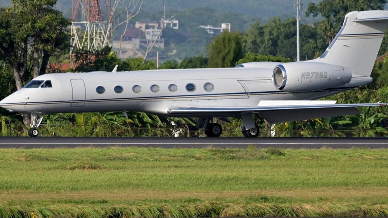 Elon Musk saat mendarat dengan pesawat jet pribadinya di Bandara Internasional I Gusti Ngurah Rai di Denpasar, Bali, Minggu (19/5/2024). Foto: SONNY TUMBELAKA / AFP<br>