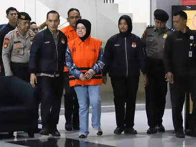Bupati Sukoharjo Etik Suryani mengenakan rompi tahanan dibawa menuju mobil tahanan usai menjalani pemeriksaan di Gedung Merah Putih KPK, Jakarta, Sabtu (11/7/2026). (KLY/Arie Basuki)