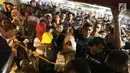 Sejumlah pengunjung Nike Bazaar memadati area parkir mobil lantai 5 di pusat perbelanjaan Grand Indonesia, Jakarta, Rabu (23/8). Untuk mengatasi membeludaknya pengunjung, pihak penyelenggara menerapkan sistem buka tutup. (Liputan6.com/Immanuel Antonius)