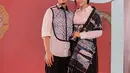 Gaya elegan Kaesang dan Erina dalam balutan outfit putih-hitam dengan sentuhan wastra berwarna biru. Mana gaya menantu Jokowi yang paling jadi favoritmu, Sahabat FIMELA? [Foto: Instagram/erinagudono]