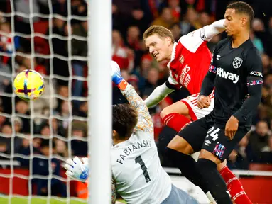 Pemain Arsenal Martin Odegaard (kedua kanan) menendang bola saat melawan West Ham United pada pertandingan sepak bola Liga Inggris di Emirates Stadium, London, Inggris, 26 Desember 2022. Arsenal mengalahkan West Ham United dengan skor 3-1. (AP Photo/David Cliff)