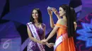 Finalis asal Manado Jasi Michelle Tumbel (kiri) dan Regina Tasya finalis asal Bandung saat menunggu pengumuman malam puncak penobatan Miss Celebrity Indonesia 2016 di Studio 6 Emtek City, Jakarta, Kamis (14/10). (Liputan6.com/Herman Zakharia)
