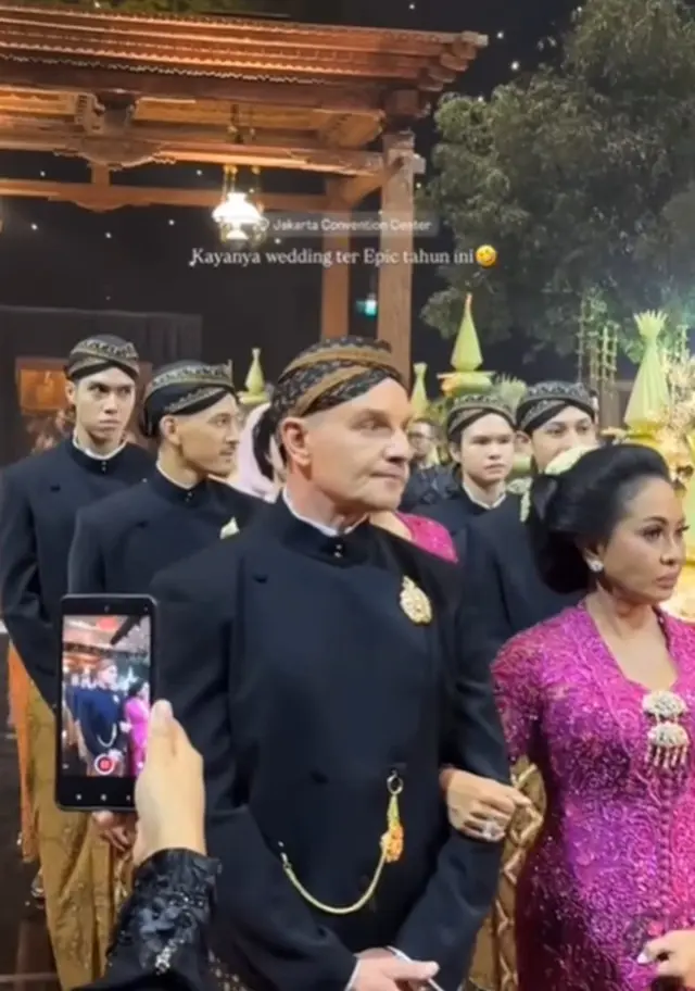 Usai 17 tahun cerai tapi kompak demi anak, 8 potret kebersamaan ortu Alyssa Daguise di hari pernikahan