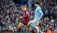 Pemain West Ham, Jarrod Bowen (kiri), mencoba lepas dari penjagaan Josko Gvardiol, saat bertanding di Liga Inggris 2025/2026, Sabtu (20/12/2025) malam WIB. (AP Photo/Dave Thompson)