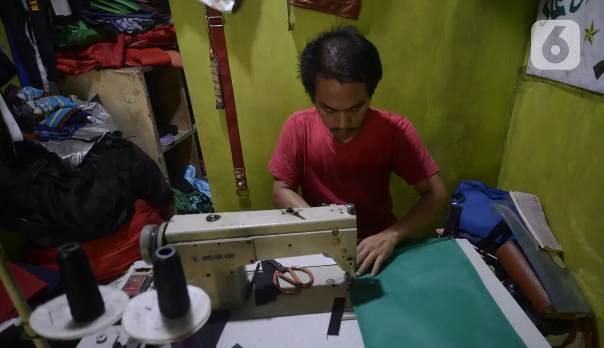Mustaqim (29), perajin tas menyelesaikan pesanan tas jinjing di Parakan, Pamulang, Tangerang Selatan, Banten, Selasa (30/9/2020). Pemerintah berharap UMKM bisa menjadi tulang punggung dan andalan untuk menggerakkan ekonomi domestik di tengah pandemi Covid-19. (merdeka.com/Dwi Narwoko)