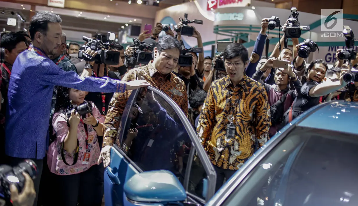 Menteri Perindustrian Airlangga Hartarto melihat mobil yang dipamerkan pada pameran otomotif Indonesia International Motor Show (IIMS) 2019 di JiExpo Kemayoran, Jakarta, Kamis (25/4). Untuk hajatan tahun ini, acara resmi dibuka oleh Menperin Airlangga Hartarto. (Liputan6.com/Faizal Fanani)