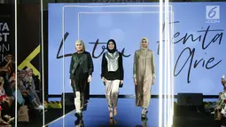 Fenita Arie (tengah) bersama para model berjalan di atas catwalk mengenakan busana L.tru X Fenita Arie dalam ajang Jakarta Moderat Fashion Week, di Gandaria City, Jakarta, Jumat, (27/7). (Kapanlagi.com/Agus Apriyanto)