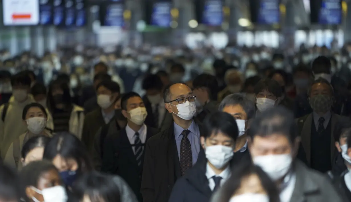 Sebuah lorong stasiun penuh sesak dengan penumpang yang mengenakan masker selama jam sibuk di Stasiun Shinagawa di Tokyo, Senin (22/3/2021). Perdana Menteri Jepang Yoshihide Suga pada Senin mencabut keadaan darurat virus corona di Tokyo dan tiga prefektur lainnya yang tersisa. (AP Photo/Eugene Hoshi