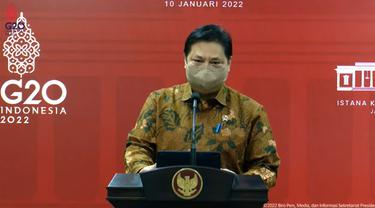 Menteri Koordinator Bidang Perekonomian Airlangga Hartarto dalam Keterangan Pers usai Ratas Evaluasi PPKM, di Istana Merdeka Jakarta, Senin (10/1/2022).