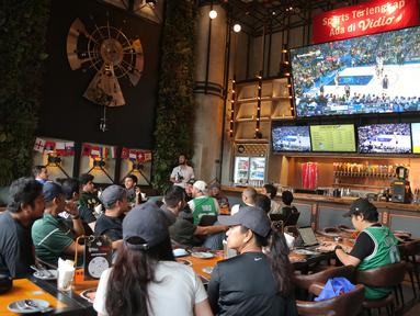 Suasana nonton bareng NBA Finals bersama Vidio dan NBA Indonesia di Stark Taproom, Elysee, SCBD, Jakarta pada hari Sabtu (15/6/2024). (Bola.com/Syahkist Afi Daib)