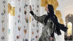 Ivanka Trump, putri dan penasihat senior Presiden Donald Trump, mengunjungi Masjid Agung Sheikh Zayed di Abu Dhabi, Uni Emirat Arab, Sabtu (15/22020). Ivanka akan menjadi salah satu pembicara dalam acara 'Global Women's Forum' yang berlangsung pada 16-17 Februari 2020. (AP/Kamran Jebreili)
