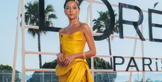 Putri Marino memikat publik dengan kulit tan dan pesona eksotisnya saat tiba di red carpet Cannes Film Festival pada 27 Mei.2023. [Credit: @glenprasetya].