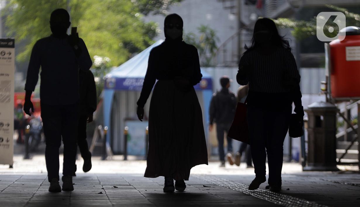 Warga berjalan di Terowongan Jalan Kendal, Jakarta, Jumat (6/8/2021). Dirlantas Polda Metro Jaya mencatat, pada pelaksanaan PPKM level 4 minggu kedua terdapat kenaikan mobilitas warga Jakarta sebesar 26 persen dibanding saat PPKM Darurat dan PPKM Mikro. (Liputan6.com/Helmi Fithriansyah)