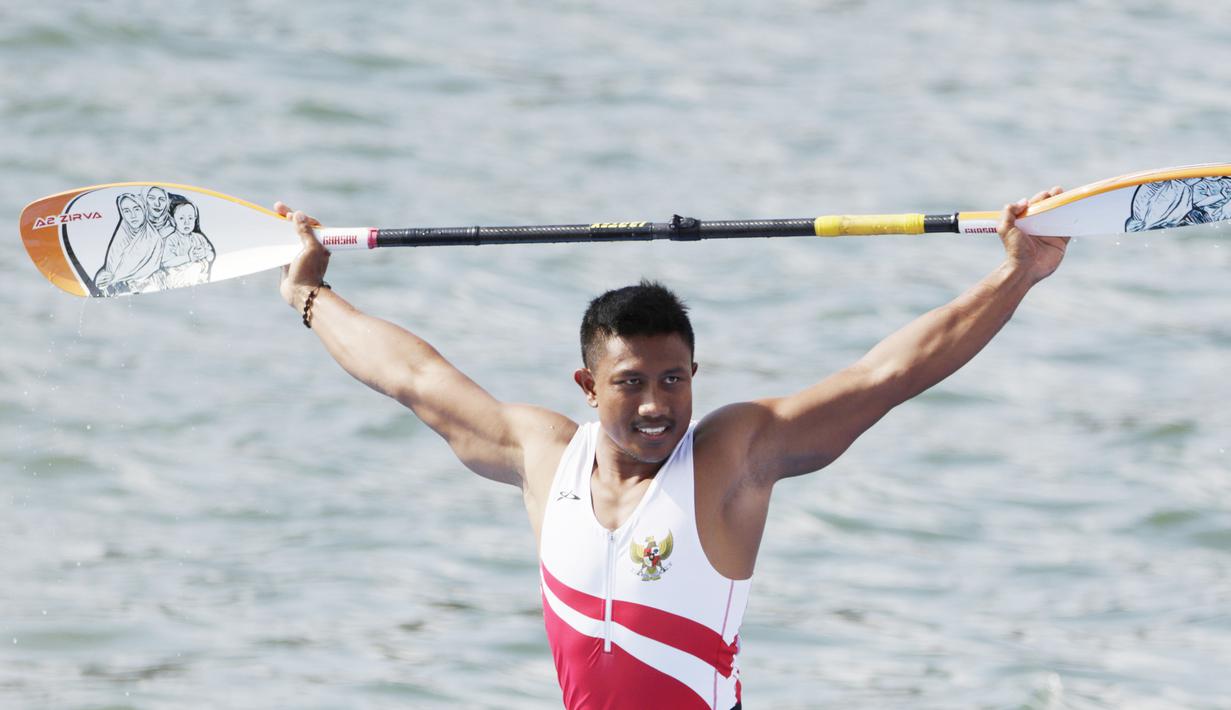 Atlet canoe Indonesia, Maizir Ryondra, melakukan selebrasi usai tampil pada nomor 1000 meter SEA Games 2019 di Subic, Filipina, Jumat (6/12). Dirinya berhasil meraih medali emas dengan catatan waktu 3 menit 55,841 detik. (Bola.com/M Iqbal Ichsan)