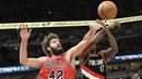 Pebasket Portland Trail Blazers, Ed Davis, berebut bola dengan pebasket Chicago Bulls, Robin Lopez, pada laga NBA di Stadion United Center, Selasa (2/1/2018). Bulls kalah dari Blazers dengan skor 120-124. (AP/David Banks)