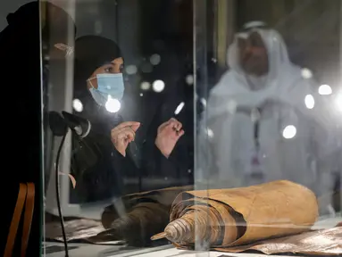 Pengunjung melihat gulungan Taurat dari abad ke-16 yang dipajang di Pameran Buku Internasional Saudi di Riyadh pada 4 Oktober 2023. (Fayez Nureldine / AFP)