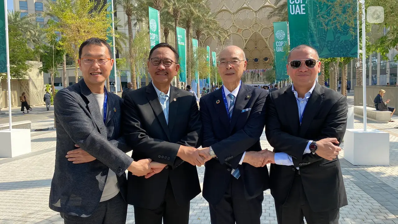 Kepala Otorita Ibu Kota Nusantara (OIKN) Bambang Susantono melakukan ASEAN Wave bersama delegasi dari Jepang, Sabtu, 2 Desember 2023 di Dubai Expo City (Liputan6.com/Teddy Tri Setio Berty).
