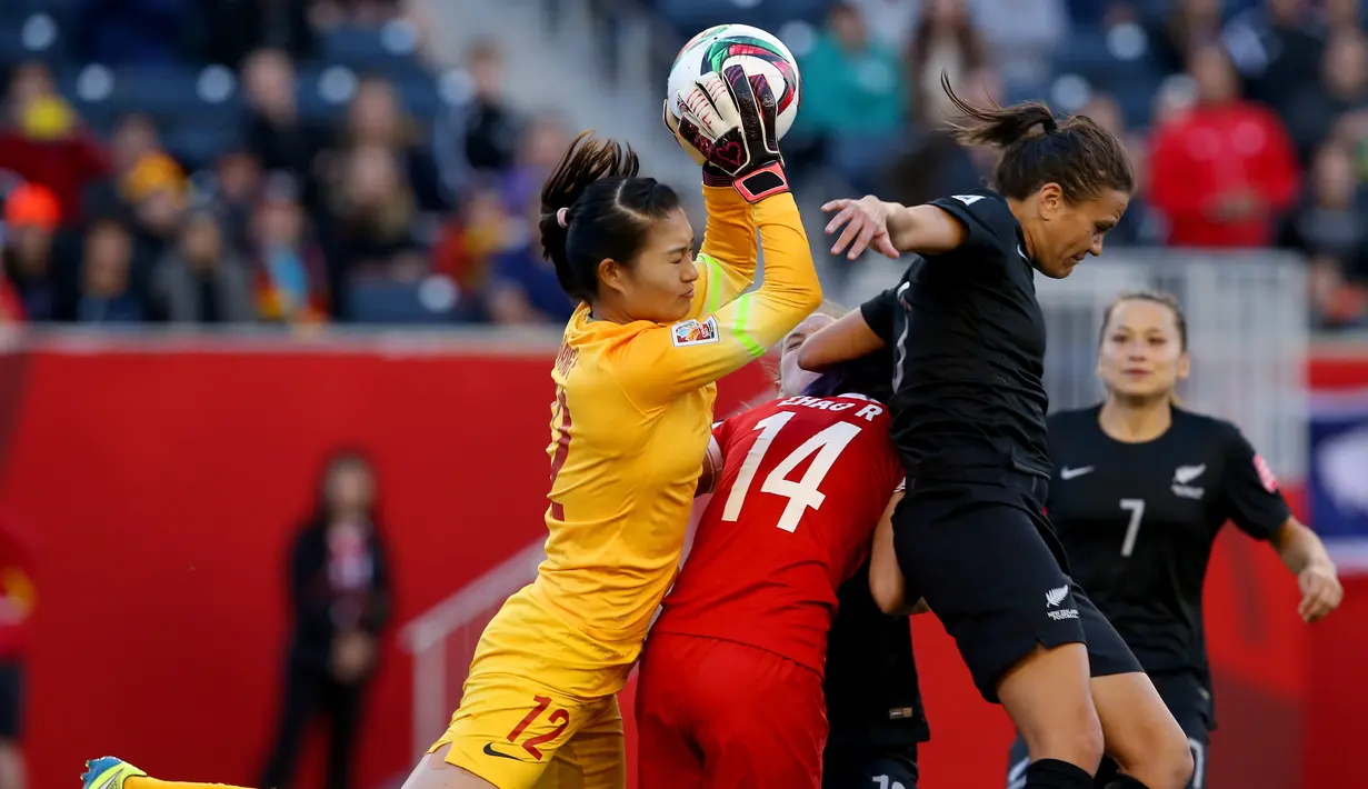Kiper Tiongkok Wang Fei menangkap bola saat melawan Selandia Baru di babak kedua Grup A Piala Dunia Wanita 2015 di Stadion Winnipeg, Kanada. Foto diambil pada Senin (15/6/2015). Kecantikan Wang Fei mampu menangkap hati para pria. (Reuters/Bruce Fedyck)