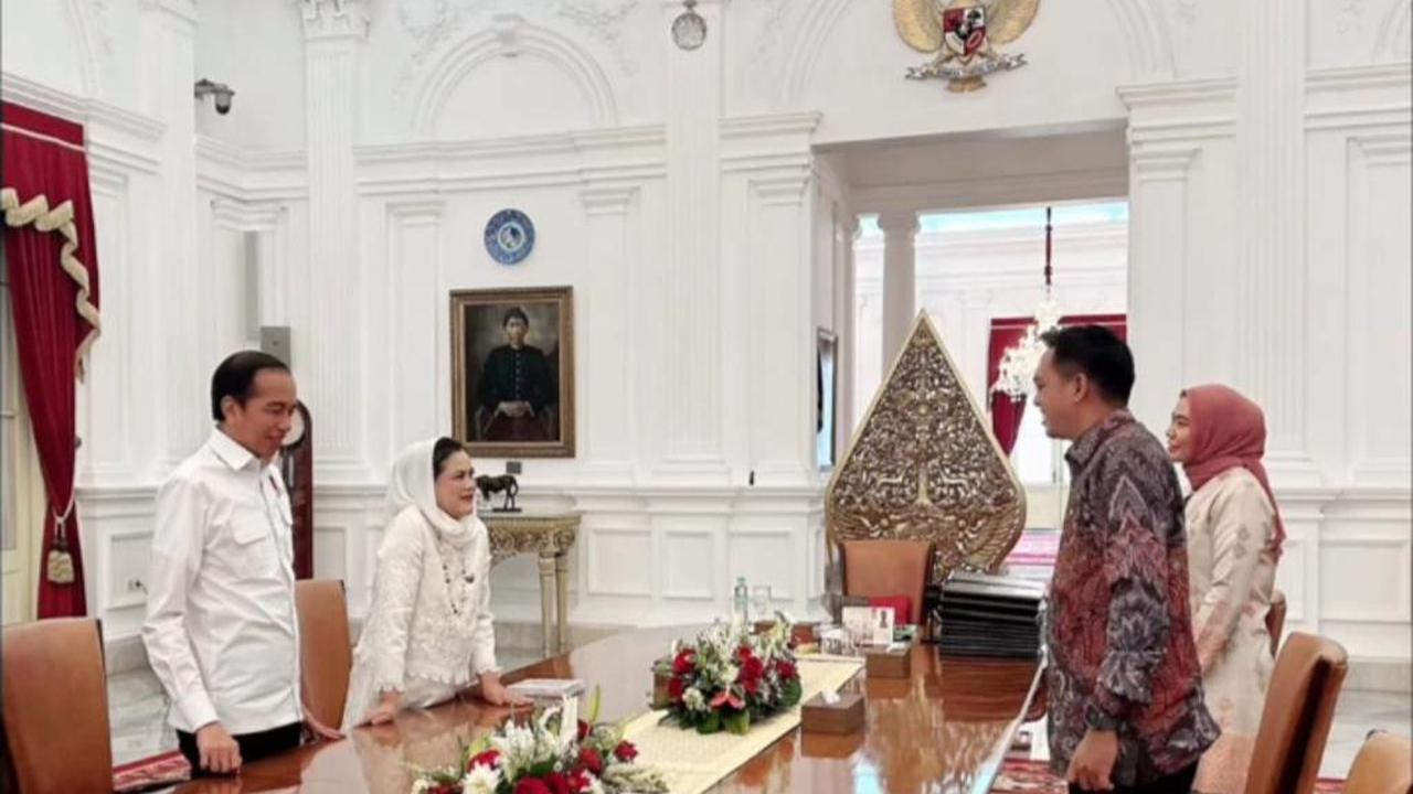Sandhyca lalu meminta foto bersama dan pamitan dengan Iriana. Memomen haru pun terjadi