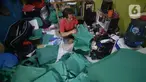 Mustaqim (29), perajin tas menyelesaikan pesanan tas jinjing di Parakan, Pamulang, Tangerang Selatan, Banten, Selasa (30/9/2020). Menurut Mustaqim, pesanan tas dari instansi pemerintah dan perusahaan swasta menurun hingga 70 persen dibandingkan sebelum pandemi Covid-19. (merdeka.com/Dwi Narwoko)
