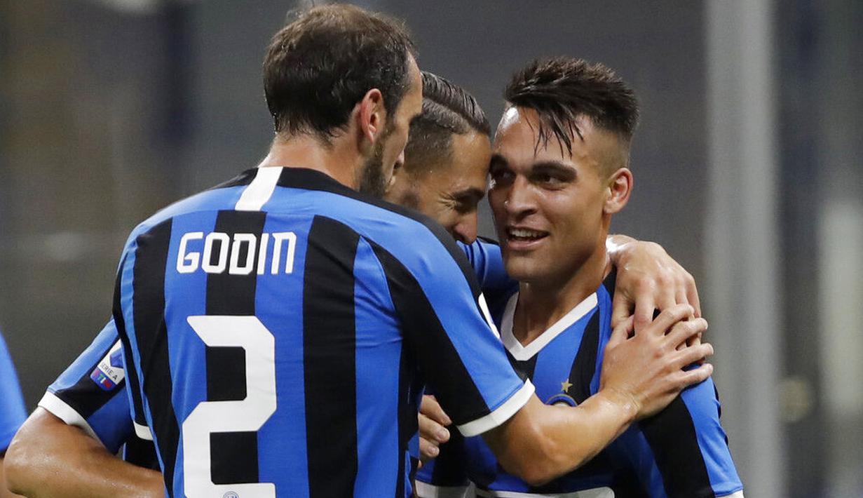 Para pemain Inter Milan merayakan gol yang dicetak oleh Lautaro Martinez ke gawang Torino pada laga Serie A di Stadion Giuseppe Meazza, Senin (13/7/2020). Inter Milan menang 3-1 atas Torino. (AP Photo/Luca Bruno)