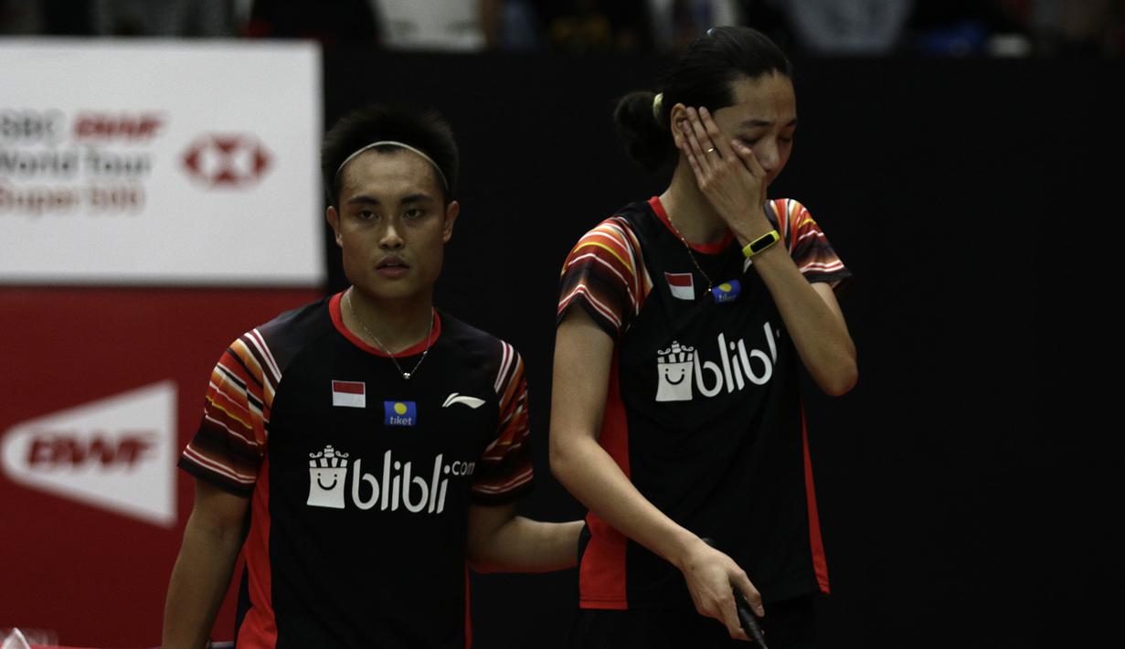 Ganda campuran Indonesia, Hafiz Faizal/Gloria Emanuelle Widjaja saat menghadapi ganda China, Zheng Si Wei/Huang Ya Qiong pada laga Indonesia Masters 2020 di Istora Senayan, Jakarta, Selasa (14/1). Hafiz/Gloria kalah 14-21, 13-21. (Bola.com/Yoppy Renato)