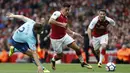 Penyerang Arsenal, Alexis Sanchez, berusaha melewati bek Bournemouth, Simon Francis, pada laga Premier League di Stadion Emirates, London, Sabtu (9/9/2017). Arsenal menang 3-0 atas Bournemouth. (AFP/Ian Kington)
