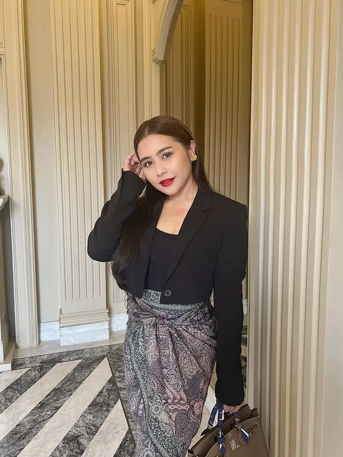 9 Inspirasi Outfit Kondangan Prilly Latuconsina, Mulai dari Tampilan Cewek Mamba hingga Cinderella