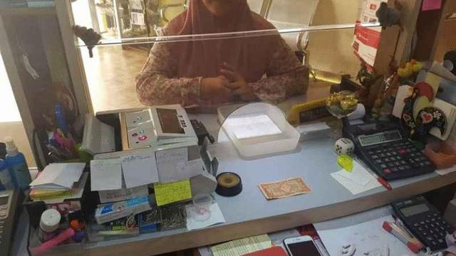 Seorang Wanita Menukarkan Uang Arwah