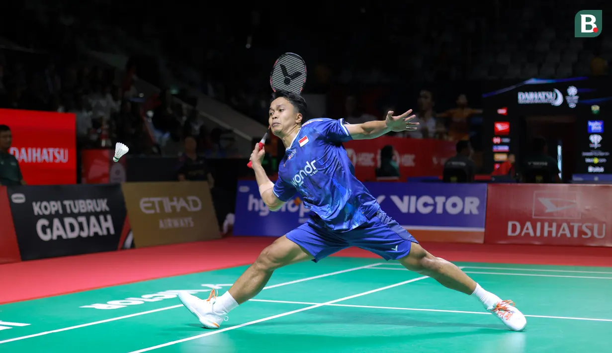 Pebulu tangkis tunggal putra Indonesia, Anthony Ginting berusaha menjangkau kok dalam babak kualifikasi Indonesia Masters 2026 melawan wakil Thailand, Kantaphon Wangcharoen di Istora, Senayan, Selasa (20/01/2026). (Bola.com/Bagaskara Lazuardi)