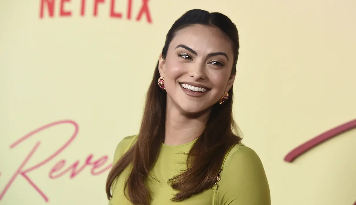 Camila Mendes tersenyum saat tiba di pemutaran perdana film "Do Revenge," di Netflix di Vine TUDUM Theater di Los Angeles, California, Rabu, 14 September 2022. Mendes memamerkan perutnya yang kencang dengan atasan bergaya bustier jala hijau. (Photo by Jordan Strauss/Invision/AP)