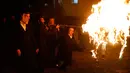 Sekelompok Yahudi ultra ortodoks antizionis menyalakan api unggun di Yerusalem ultra-Ortodoks Mea Shearim, Rabu (2/5). Dalam perayaan Lag BaOmer, ribuan orang Yahudi akan menyalakan api unggun besar. (MENAHEM KAHANA / AFP)