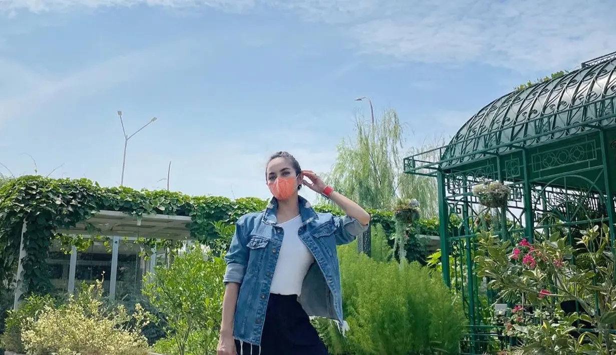 Outfit Ririn Ekawati bisa jadi salah satu ide inspirasi saat mengenakan kulot jeans. Secara sederhana, ia memilih t-shirt dan jaket jeans sebagai paduan kulot jeans-nya. Untuk tampilan yang lebih nyaman, ia mengenakan sepatu sandal putih (instagram/ririnekawati)