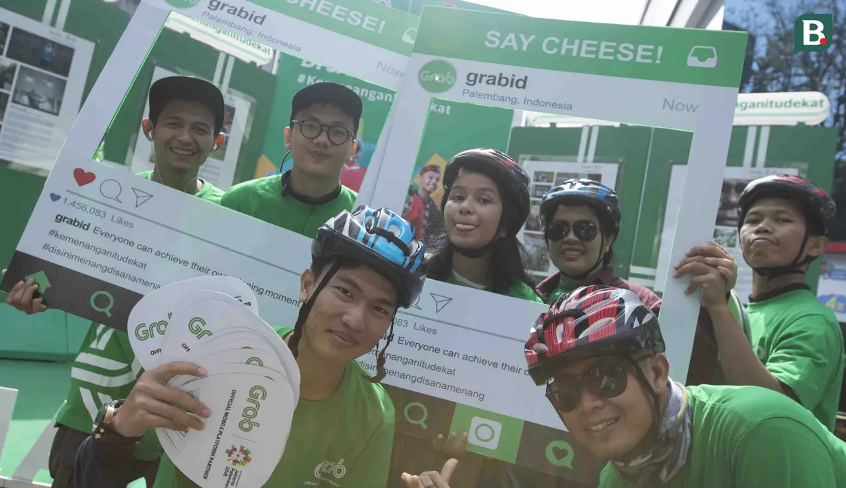 Sejumlah mitra dari Grab ikut meramaikan pawai obor Asian Games XVIII di Palembang, Sumatra Selatan, Sabtu (4/8/2018). Sebanyak 53 kota di Indonesia akan dilalui oleh obor Asian Games. (Bola.com/Reza Bachtiar)