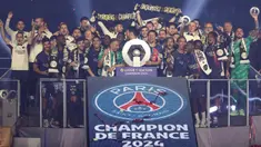 Para pemain dan staf Paris Saint-Germain merayakan gelar juara Ligue 1 Prancis dalam upacara usai pertandingan sepak bola Ligue 1 Prancis melawan Toulouse (TFC) di stadion Parc des Princes, Paris pada 12 Mei 2024. (FRANCK FIFE/AFP)