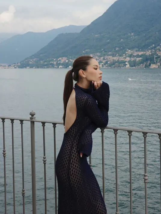 Crochet maxi dress biru navy memamerkan siluet body goals Alyssa dengan desain backless [@alyssadaguise]