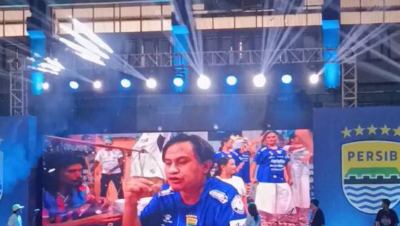 Fashion show jersey anyar Persib. Anak muda kalcer, ibu-ibu, hingga bocah bisa pakai!