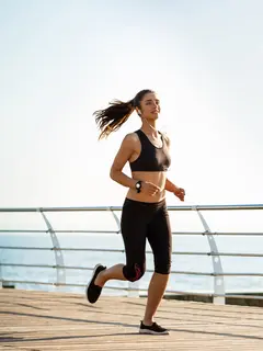 Panduan menentukan pace lari yang ideal untuk perempuan. (foto: cookie_studio)