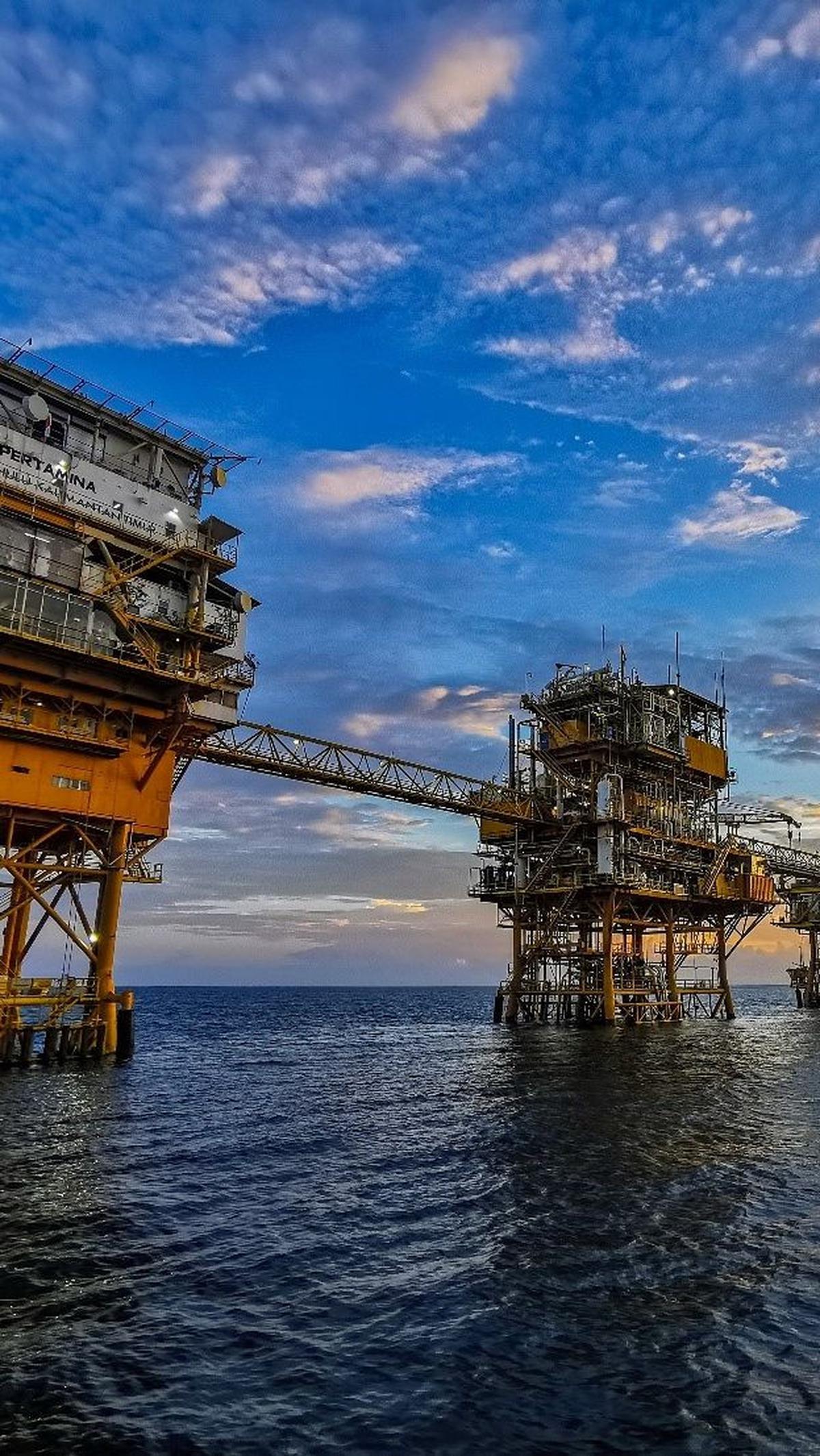 Penyebabnya, lantaran harga minyak mentah Indonesia atau Indonesian Crude Price (ICP) 2023 yang merosot jauh dibanding 2022 silam.