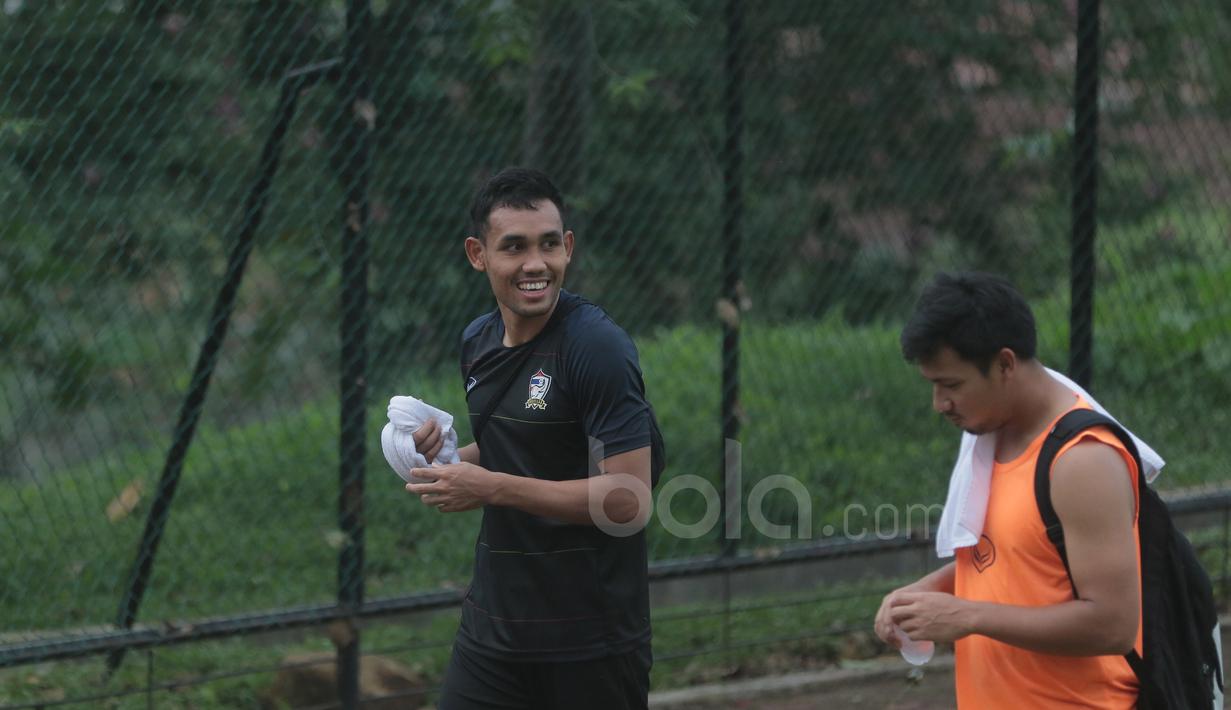 Kapten Thailand, Teerasil Dangda (kiri) usai menjalani latihan tertutup bersama rekan-rekannya jelang Final Piala AFF 2016 leg pertama di lapangan Sekolah Pelita Harapan, Sentul. (Bola.com/Nicklas Hanoatubun)