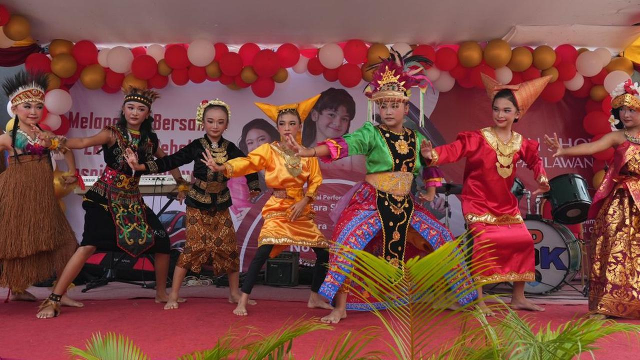 Anak-Anak menyemarakan Hari Pahlawan Nasional bersama LRT Jabodebek.