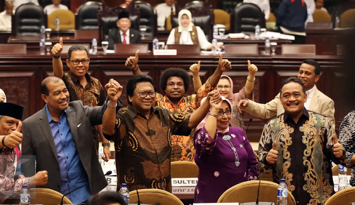 Ketua DPD RI terpilih Oesman Sapta Odang bersama dua orang Wakil Ketua DPD RI terpilih Nono Sampono dan Darmayanti Lubis mengangkat tangan di sela Rapat Paripurna lanjutan penetapan pimpinan baru di Senayan, Jakarta (4/4). (Liputan6.com/Johan Tallo)