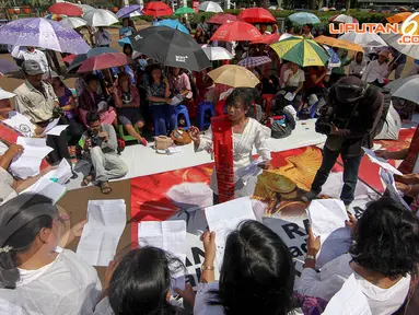 Jemaat GKI Yasmin dan HKBP Filadelfia mengikuti ibadah perayaan Paskah di depan Istana Merdeka, Jakarta, Minggu (20/4/14). (Liputan6.com/Faizal Fanani)