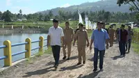 Walikota Bitung, Maximiliaan Jonas Lomban, studi banding ke Embung Wanua Ure untuk mengembangkan sektor pertanian Kota Bitung. (foto: dok. Pemkot Bitung)