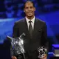 Bek Liverpool Virgil van Dijk memegang piala penghargaan Pemain Terbaik Eropa 2018-2019 selama undian babak grup di Grimaldi Forum, Monako, Kamis (29/8/2019). Virgil van Dijk berhasil mengungguli Lionel Messi dan Cristiano Ronaldo. (AP Photo/Daniel Cole)