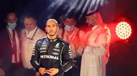 Kemenangan Hamilton di GP Jeddah 2021 membuat poinnya menyamai Verstappen, yaitu 369,5 poin. Hal terebut menambah catatanya memenagi 31 balapan di sirkuit yang berbeda. Selain itu, pencapaian Hamilton merupakan kemenangan ketiga beruntun di F1 2021. (AFP/Giuseppe Cacace)