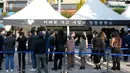 Para pelayat tiba untuk memberikan penghormatan untuk para korban tragedi Halloween Itaewon di sebuah altar peringatan bersama yang terletak dekat tempat kejadian di Seoul, Korea Selatan, Senin (31/10/2022). Tragedi Halloween Itaewon menewaskan lebih dari 150 orang dan menjadi bencana terburuk Korea Selatan dalam beberapa tahun. (AP Photo/Lee Jin-man)