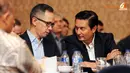 Kepala BKPM Mahendra Siregar (kiri) terlihat berbincang dengan Ketua Kadin Indonesia Komite Iran Fadel Muhammad (Liputan6.com/Helmi Fithriansyah).