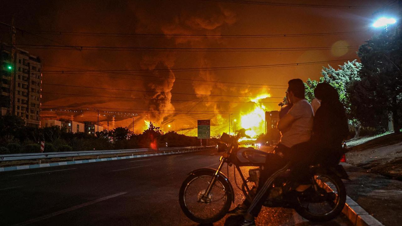 FOTO:  Serangan Udara Israel Memicu Kebakaran Besar Depot Minyak di Teheran